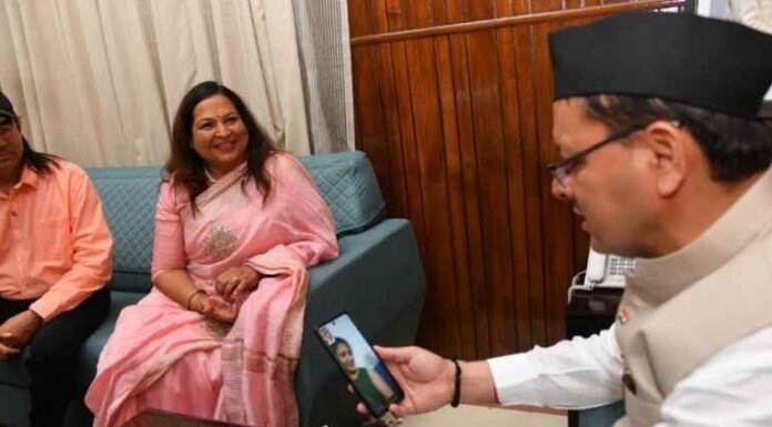 मुख्यमंत्री पुष्कर धामी से कॉमनवेल्थ गेम्स में बेडमिंटन प्रतिस्पर्धा में स्वर्ण पदक विजेता लक्ष्य सेन के पिता ने की भेंट