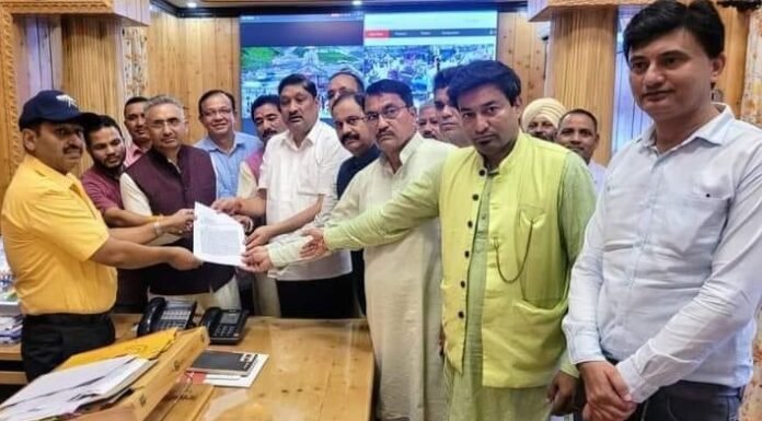 पूर्व सीएम त्रिवेन्द्र रावत के खिलाफ झूठी एवं भ्रामक खबरें प्रचारित करने पर भाजपा पदाधिकारी,कार्यकर्ता मिले डीजीपी उत्तराखंड से की शिकायत दर्ज