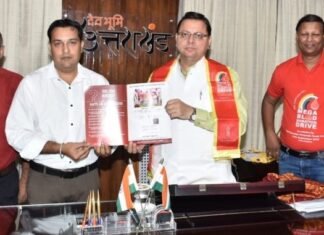 मुख्यमंत्री पुष्कर धामी ने किया ब्लड डोनेशन कैम्प के पोस्टर का विमोचन