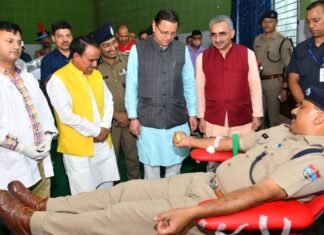 प्रधानमंत्री नरेन्द्र मोदी के जन्म दिवस के अवसर पर आयोजित रक्तदान अमृत महोत्सव कार्यक्रम में शामिल हुए सीएम धामी