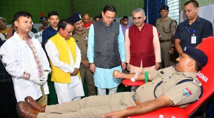 प्रधानमंत्री नरेन्द्र मोदी के जन्म दिवस के अवसर पर आयोजित रक्तदान अमृत महोत्सव कार्यक्रम में शामिल हुए सीएम धामी