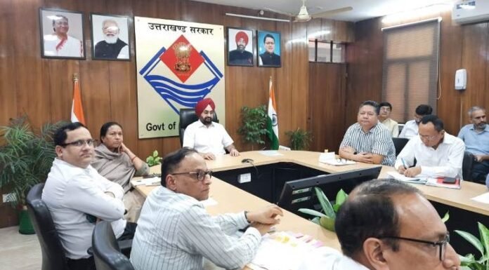 मुख्य सचिव ने ली सीएम हेल्पलाइन के संबंध अधिकारियों की बैठक,आम नागरिकों की शिकायतों का समय पर निस्तारण करने के दिए निर्देश