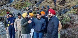 मुख्य सचिव ने लिया हेमकुंड साहिब और बद्रीनाथ धाम में यात्रा व्यवस्थाओं का जायजा