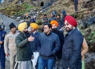 मुख्य सचिव ने लिया हेमकुंड साहिब और बद्रीनाथ धाम में यात्रा व्यवस्थाओं का जायजा