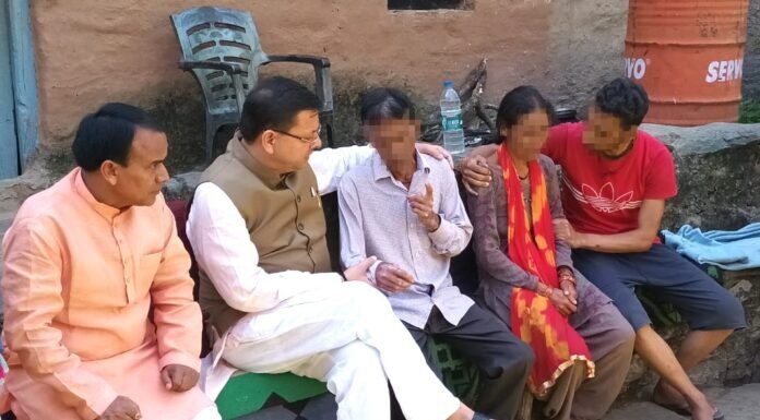 मुख्यमंत्री पुष्कर धामी ने श्रीकोट पहुँचकर अंकिता भंडारी के परिजनों से घर पर जाकर की मुलाकात