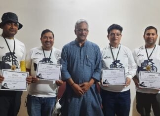 स्की माउंटेनियरिंग एसोसिएशन द्वारा आयोजित बद्रीनाथ से माणा पास साइकलिंग के प्रतिभागियों को पूर्व सीएम त्रिवेंद्र रावत ने किया सम्मानित