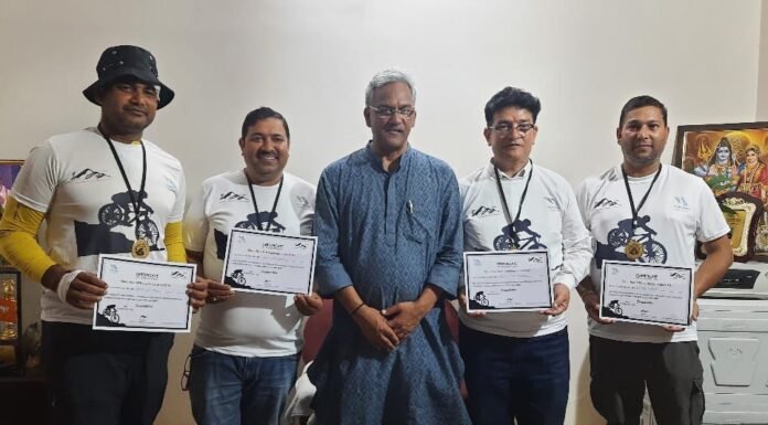 स्की माउंटेनियरिंग एसोसिएशन द्वारा आयोजित बद्रीनाथ से माणा पास साइकलिंग के प्रतिभागियों को पूर्व सीएम त्रिवेंद्र रावत ने किया सम्मानित
