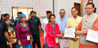 मुख्यमंत्री पुष्कर धामी ने ‘स्वच्छता गौरव सम्मान’ कार्यक्रम में स्वच्छता दूतों को किया सम्मानित