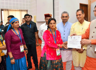 मुख्यमंत्री पुष्कर धामी ने ‘स्वच्छता गौरव सम्मान’ कार्यक्रम में स्वच्छता दूतों को किया सम्मानित