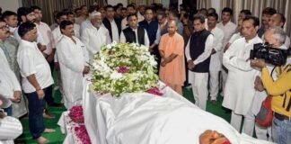 पैतृक गांव सैफई पहुंचा मुलायम सिंह यादव का पार्थिव शरीर,सीएम योगी ने अर्पित की श्रद्धांजलि,मंगलवार को होगा अंतिम संस्कार