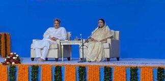 आगरा में विशाल सत्संग का आयोजन,हजारों की संख्या में पहुंचे भक्त,आध्यात्मिक एवं सामाजिक संस्था हंस ज्योति के तत्वावधान में हुआ आयोजन,माताश्री मंगला जी ने कहा-जीवन में ऊँचा उठना है तो अपने अंदर के अहंकार को निकाल कर स्वयं को हल्का करें