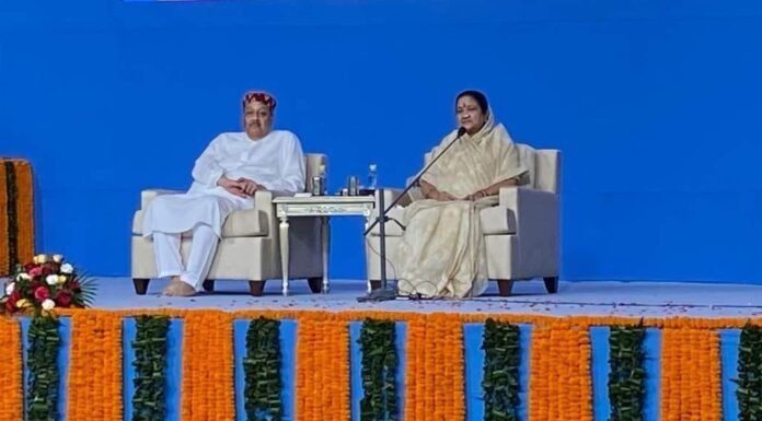 आगरा में विशाल सत्संग का आयोजन,हजारों की संख्या में पहुंचे भक्त,आध्यात्मिक एवं सामाजिक संस्था हंस ज्योति के तत्वावधान में हुआ आयोजन,माताश्री मंगला जी ने कहा-जीवन में ऊँचा उठना है तो अपने अंदर के अहंकार को निकाल कर स्वयं को हल्का करें