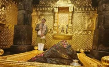 स्वर्णमंडित केदारनाथ मंदिर के गर्भगृह में बद्री-केदार मंदिर समिति के अध्यक्ष ने खिंचवाई फोटो,कांग्रेस ने कहा-भाजपा राज में मठ मंदिरों से किया जा रहा खिलवाड़