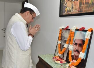 उत्तराखंडः-महात्मा गांधी एवं पूर्व प्रधानमंत्री लाल बहादुर शास्त्री की जयंती पर सीएम धामी ने उनकी मूर्ति पर माल्यार्पण कर दी श्रद्धांजलि