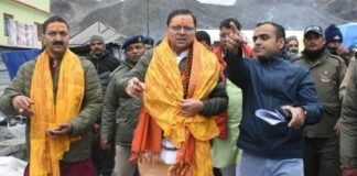 बर्फ़बारी के बीच केदारनाथ धाम पहुँचे सीएम धामी,निर्माणकार्यों का लिया जायज़ा