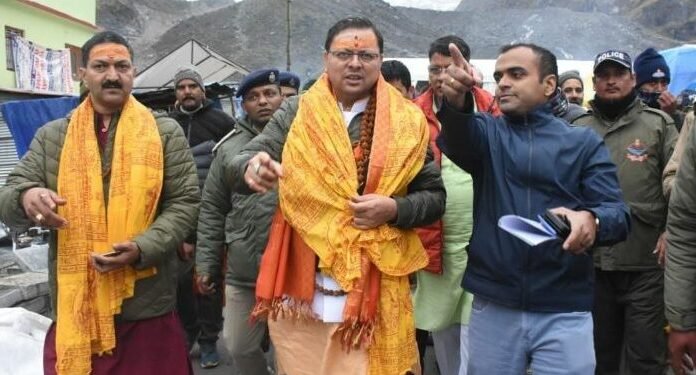 बर्फ़बारी के बीच केदारनाथ धाम पहुँचे सीएम धामी,निर्माणकार्यों का लिया जायज़ा
