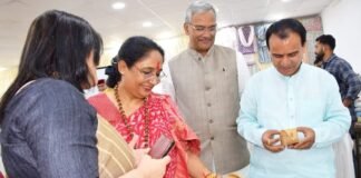 अब आग नहीं घर की साज-सज्जा व शोभा बढ़ाने का कार्य कर रहे है पाइन नीडल से बने घरेलू उत्पाद