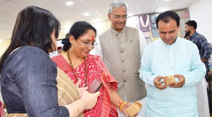 अब आग नहीं घर की साज-सज्जा व शोभा बढ़ाने का कार्य कर रहे है पाइन नीडल से बने घरेलू उत्पाद