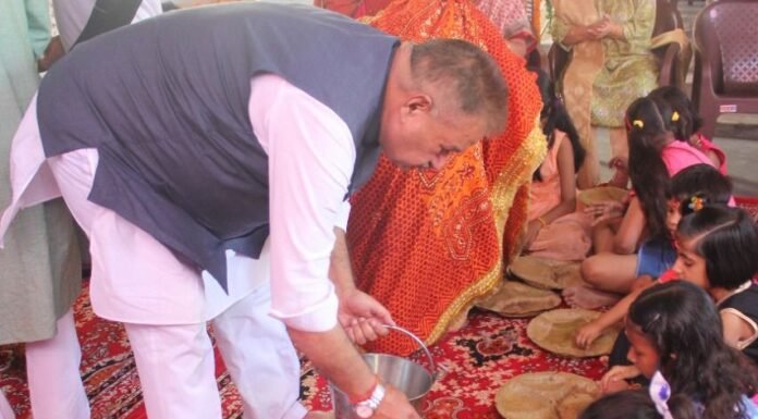 कैबिनेट मंत्री गणेश जोशी ने कन्या पूजन कर मां दुर्गा का लिया आशीर्वाद