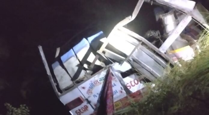 पौड़ी गढ़वाल में दर्दनाक बस हादसा सिमड़ी गांव के पास रिखनीखाल-बिरोखाल मार्ग पर गहरी खाई में गिरी बस 25 बरातियों की मौत