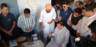 मुख्यमंत्री पुष्कर सिंह धामी ने खटीमा में धान मण्डी का किया औचक निरीक्षण कहा-किसानों के धान के एक-एक दाने का तौल हो सुनिश्चित