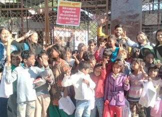 उत्तराखंडः-महिला उत्तरजन की बेटियों ने अभावग्रस्त बच्चों को भेंट की दीपावली की मिठाई,फुलझड़ियाँ और चक्रियाँ