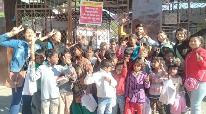 उत्तराखंडः-महिला उत्तरजन की बेटियों ने अभावग्रस्त बच्चों को भेंट की दीपावली की मिठाई,फुलझड़ियाँ और चक्रियाँ