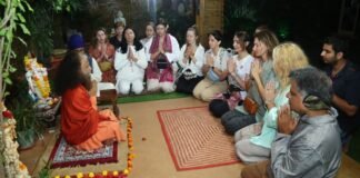 यूक्रेन और रूस के मध्य शान्ति के लिए परमार्थ निकेतन में किया गया विशेष हवन