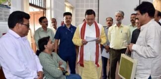 आम जनता से भेंट कर मुख्यमंत्री धामी ने सुनी जन समस्यायें,कहा-अधिकारी संवेदनशीलता के साथ करें जनता की समस्याओं का निराकरण