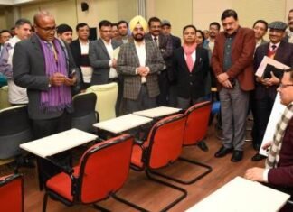 सशक्त उत्तराखंड चिंतन शिविर के दूसरे सत्र के समापन पर सीएम धामी से अधिकारियों ने की चर्चा