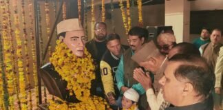 उत्तराखंडः-पूर्व मुख्यमंत्री हरीश रावत सहित कांग्रेस के तमाम नेताओं ने कांग्रेस मुख्यालय एवं पुरानी जेल के नेहरु वार्ड़ पहुंचकर पूर्व पीएम पं.नेहरु को अर्पित की श्रद्धाजंलि