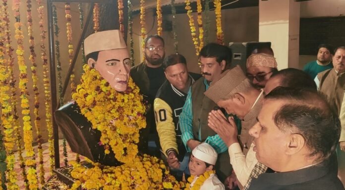 उत्तराखंडः-पूर्व मुख्यमंत्री हरीश रावत सहित कांग्रेस के तमाम नेताओं ने कांग्रेस मुख्यालय एवं पुरानी जेल के नेहरु वार्ड़ पहुंचकर पूर्व पीएम पं.नेहरु को अर्पित की श्रद्धाजंलि