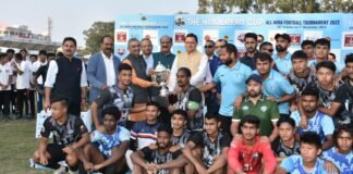 मुख्यमंत्री पुष्कर सिंह धामी ने दि हिमालयन कप ऑल इण्डिया फुटबॉल टूर्नामेंट की विजेता टीम को प्रदान की ट्रॉफी