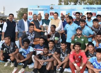 मुख्यमंत्री पुष्कर सिंह धामी ने दि हिमालयन कप ऑल इण्डिया फुटबॉल टूर्नामेंट की विजेता टीम को प्रदान की ट्रॉफी