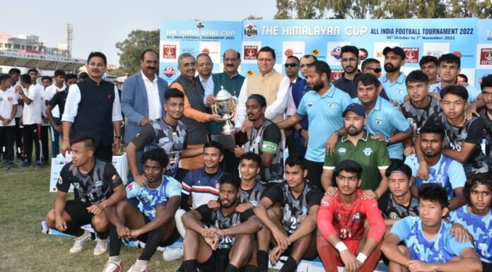 मुख्यमंत्री पुष्कर सिंह धामी ने दि हिमालयन कप ऑल इण्डिया फुटबॉल टूर्नामेंट की विजेता टीम को प्रदान की ट्रॉफी