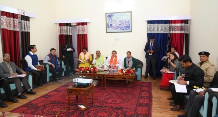 मुख्यमंत्री पुष्कर धामी ने अल्मोड़ा में की जिला स्तरीय अधिकारियों के साथ जनपद में चल रहे विकास कार्यों की समीक्षा दिए जरूरी दिशा-निर्देश