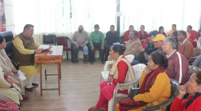 देहरादून गल्जवाड़ी की गांव के ग्रामीणों की जमीन की समस्या जल्द होगी दूर,ग्राम प्रधान ने कृषि मंत्री को सौंपा ज्ञापन