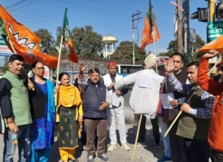 उत्तराखंडः-तृणमूल कांग्रेस के नेता की राष्ट्र राष्ट्रपति द्रौपदी मुर्मू पर अपमानजनक टिप्पणी के खिलाफ भाजपा ने फूंका अखिल गिरी का पुतला