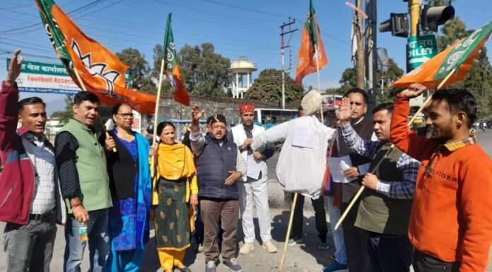 उत्तराखंडः-तृणमूल कांग्रेस के नेता की राष्ट्र राष्ट्रपति द्रौपदी मुर्मू पर अपमानजनक टिप्पणी के खिलाफ भाजपा ने फूंका अखिल गिरी का पुतला