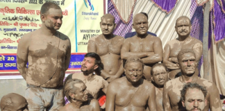 टनकपुर में प्राकृतिक चिकित्सा दिवस पर सीएम धामी ने पुरातन एवं प्राकृतिक मड थेरेपी को बढ़ावा देते हुए गीली मिट्टी से किया स्नान