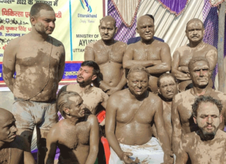 टनकपुर में प्राकृतिक चिकित्सा दिवस पर सीएम धामी ने पुरातन एवं प्राकृतिक मड थेरेपी को बढ़ावा देते हुए गीली मिट्टी से किया स्नान