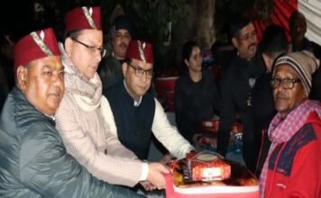 मुख्यमंत्री पुष्कर धामी ने कुष्ठ आश्रम पहुंचकर मनाया उत्तरायणी,घुघुतिया त्यौहार एवं मकर सक्रांति पर्व