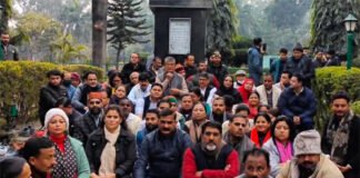 Joshimath Sinking Updates:-जोशीमठ में ध्वस्तीकरण के विरोध में पूर्व मुख्यमंत्री हरीश रावत बैठे मौन उपवास कहा-ध्वस्तीकरण से पहले घोषित हो मुआवजा