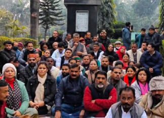 Joshimath Sinking Updates:-जोशीमठ में ध्वस्तीकरण के विरोध में पूर्व मुख्यमंत्री हरीश रावत बैठे मौन उपवास कहा-ध्वस्तीकरण से पहले घोषित हो मुआवजा