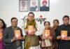 मुख्यमंत्री पुष्कर सिंह धामी ने किया साहित्यकार डा.मुनि राम सकलानी की पुस्तक ’आजादी का अमृत महोत्सव और हिन्दी की प्रगति यात्रा’ का विमोचन