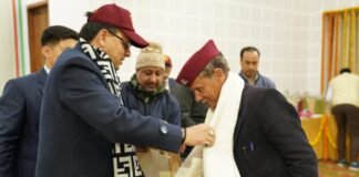 मुख्यमंत्री पुष्कर धामी ने किया महार रेजिमेंट के पूर्व सैन्य अधिकारियों को सम्मानित