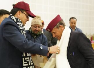 मुख्यमंत्री पुष्कर धामी ने किया महार रेजिमेंट के पूर्व सैन्य अधिकारियों को सम्मानित