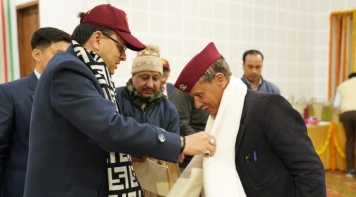 मुख्यमंत्री पुष्कर धामी ने किया महार रेजिमेंट के पूर्व सैन्य अधिकारियों को सम्मानित