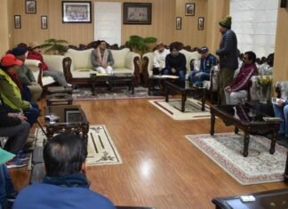 Joshimath News Live:जोशीमठ आपदा प्रभावितों की मदद के लिए सीएम धामी,महेंद्र भट्ट और राज्य के आईएएस अधिकारियों ने बढ़ाया हाथ,आपदा पर धामी सरकार की कैबिनेट मीटिंग आज