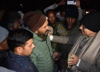 जोशीमठ पहुंचकर सीएम धामी ने की भू-धसाव से प्रभावित लोगों से मुलाकात,हर संभव सहयोग का दिया आश्वासन